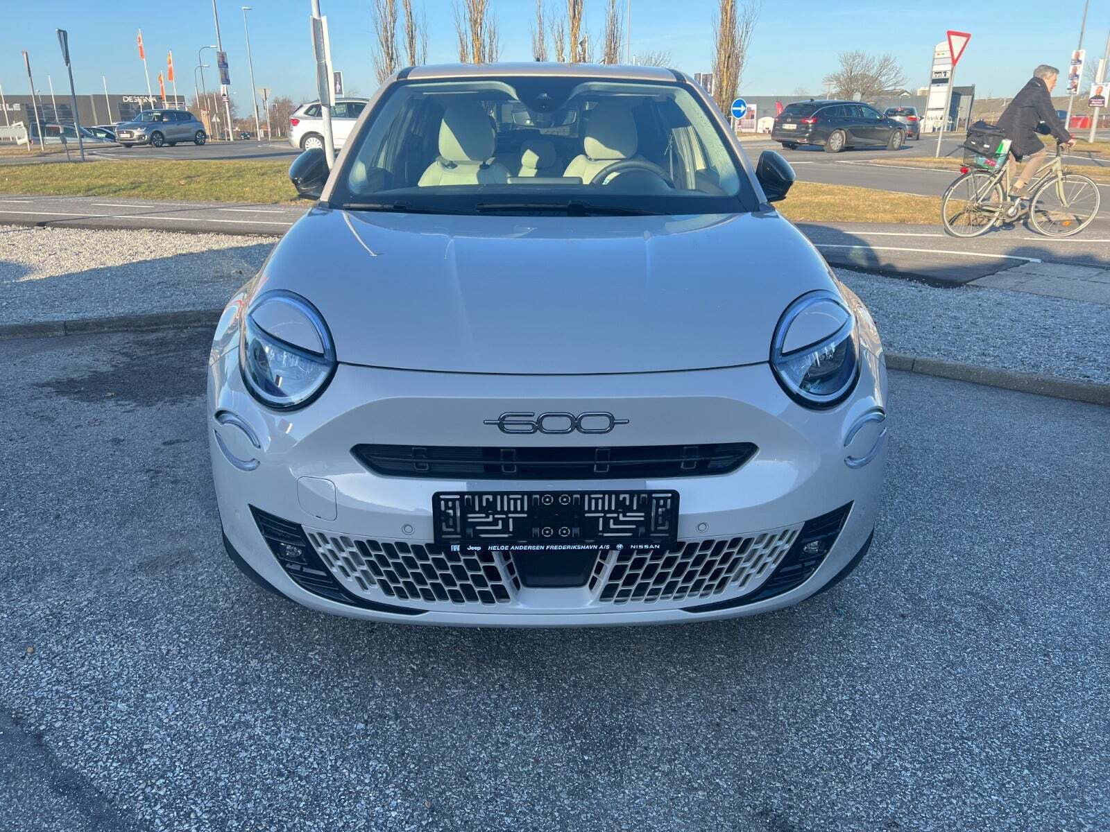 Beige Fiat 600e fra 2024