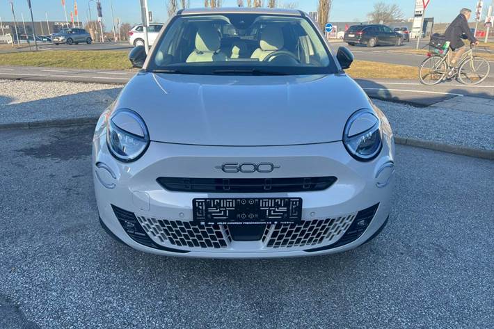 Beige Fiat 600e fra 2024