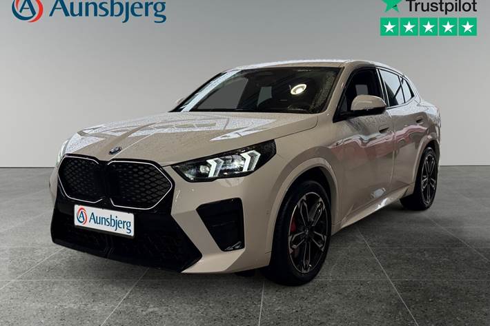 Hvid BMW iX2 fra 2025 set udefra