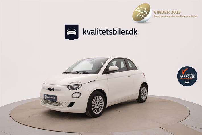 Hvid Fiat 500e fra 2022 set udefra