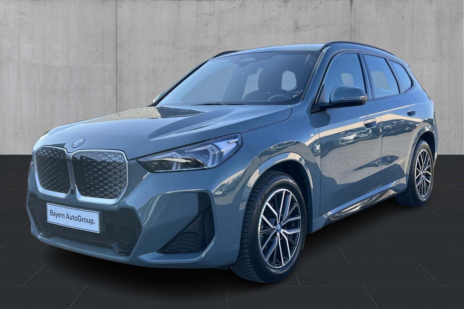Grøn BMW iX1 fra 2025