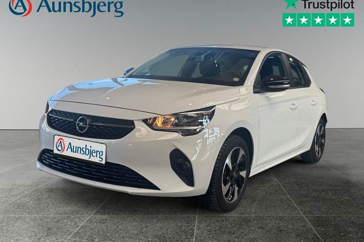 Hvid Opel Corsa-e fra 2022 set udefra