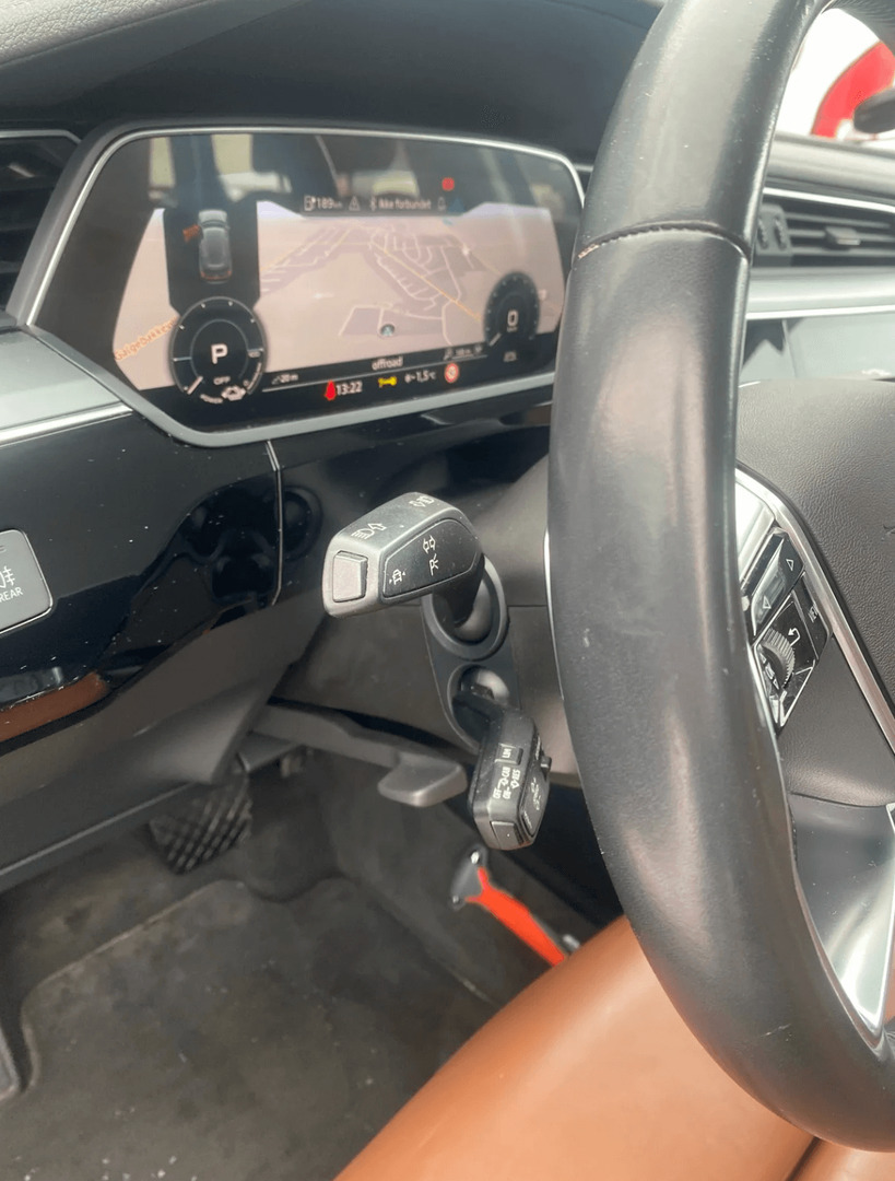 Grå Audi e-tron fra 2019