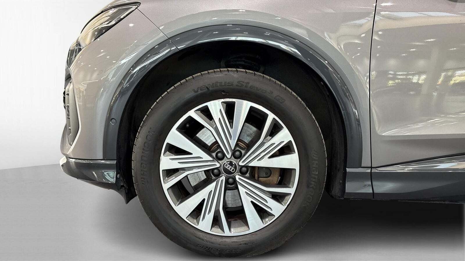 Grå Audi Q4 e-tron fra 2022