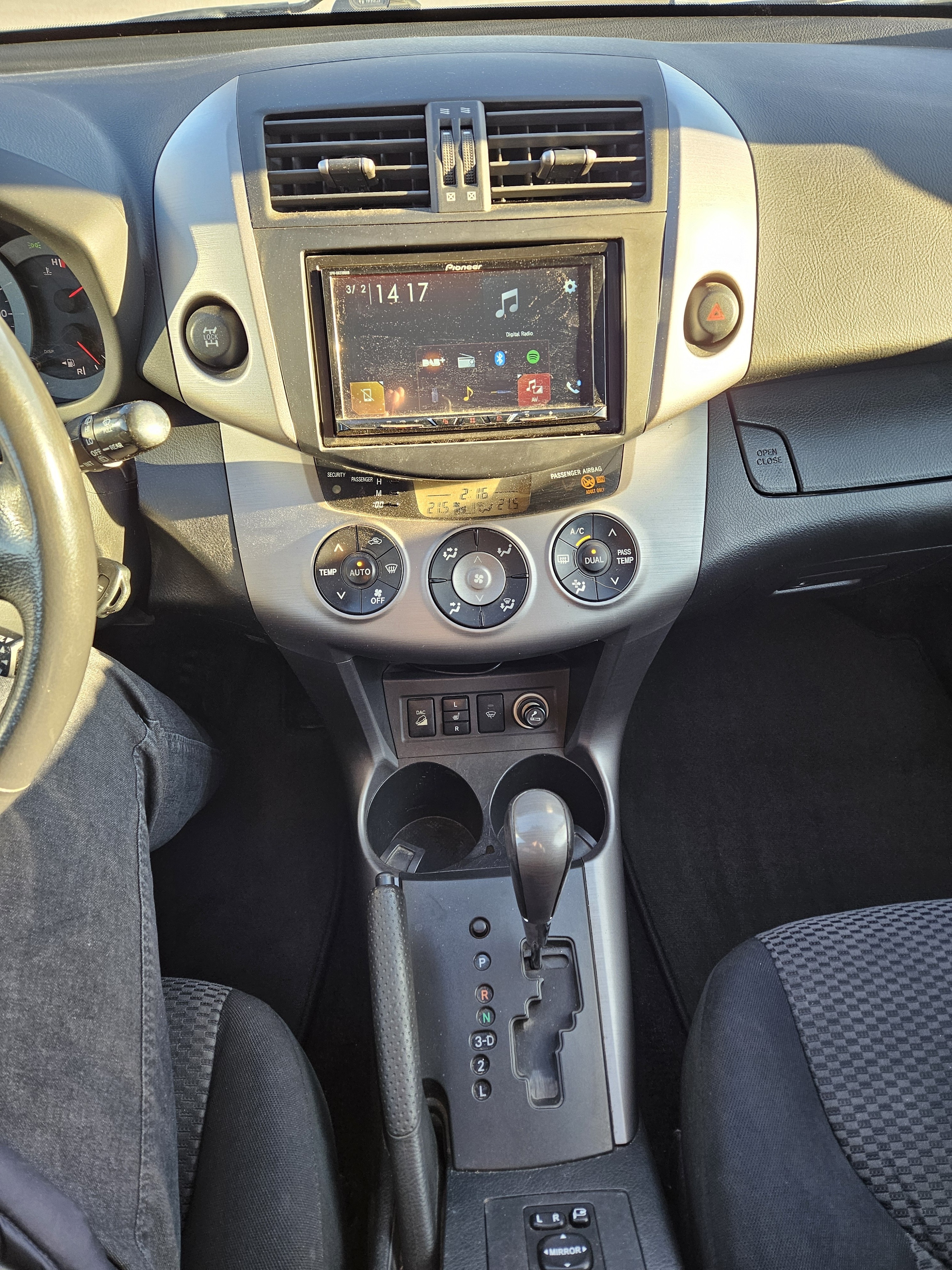 Grå Toyota RAV4 fra 2006