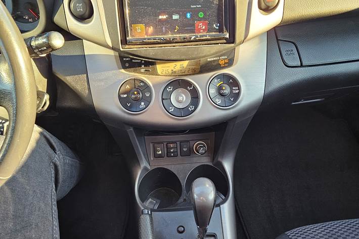 Grå Toyota RAV4 fra 2006