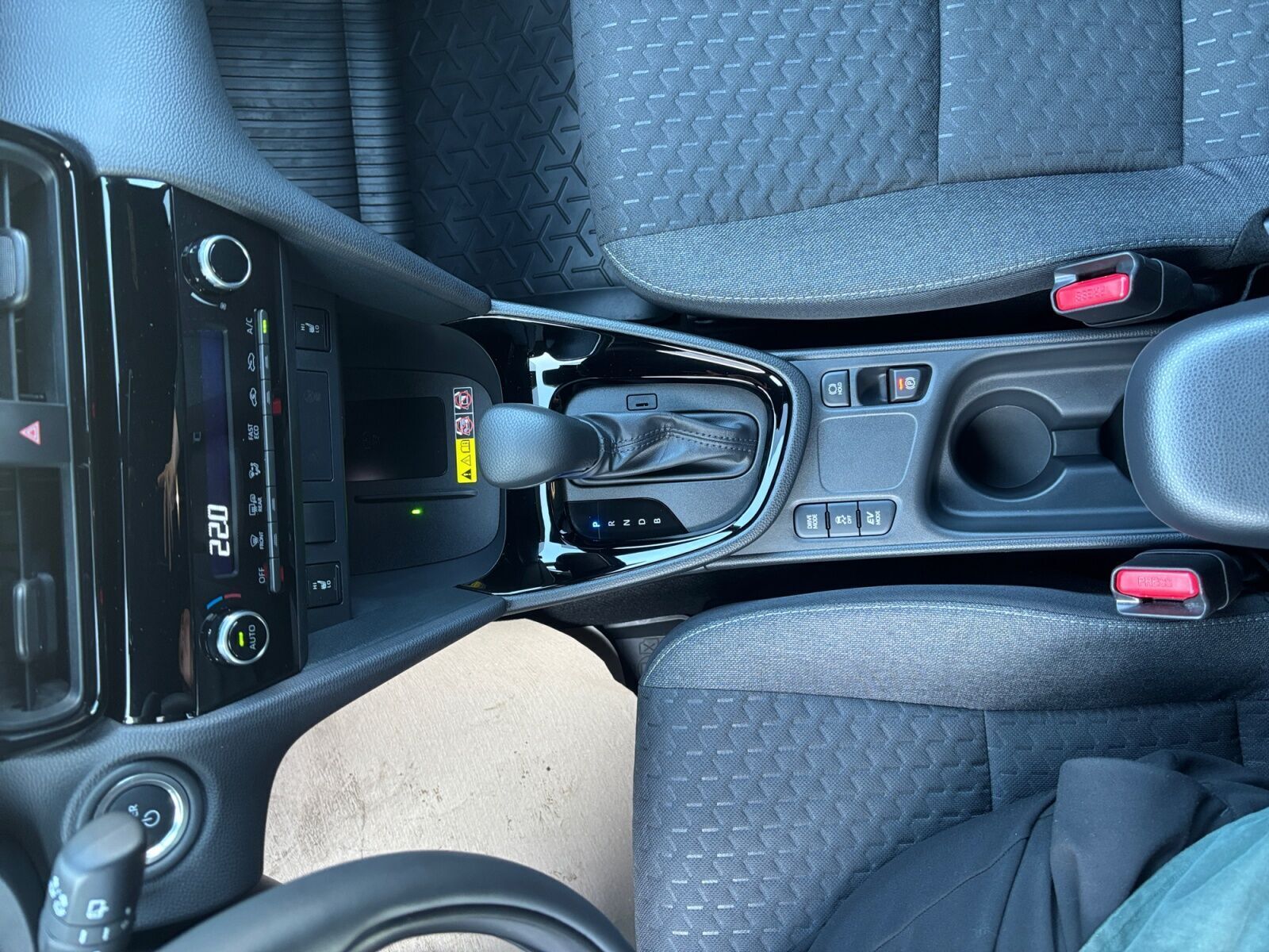 Grå Toyota Yaris Cross fra 2025