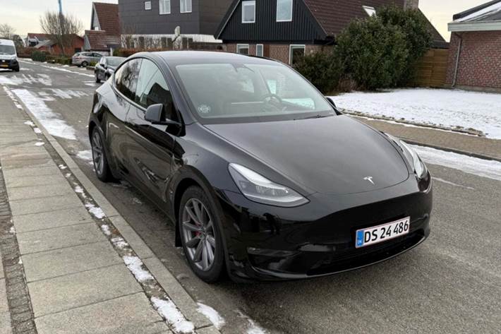 Sort Tesla Model Y fra 2023 set udefra