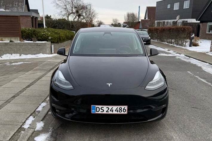 Sort Tesla Model Y fra 2023