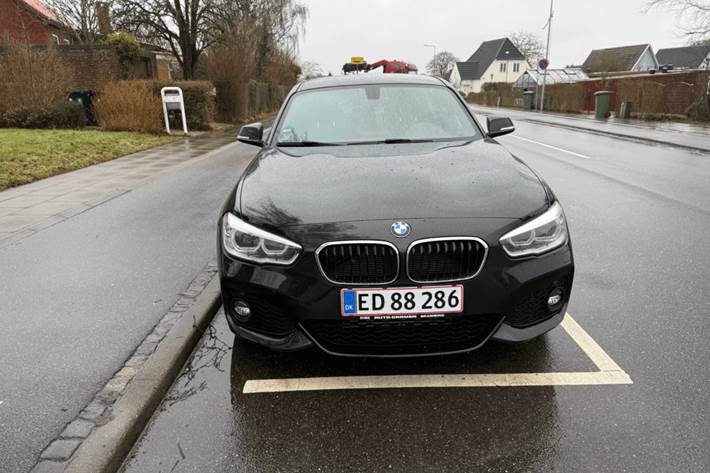 Grøn BMW 118d fra 2019