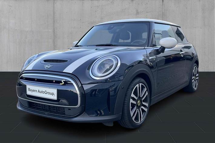 Blå Mini Cooper SE fra 2023 set udefra