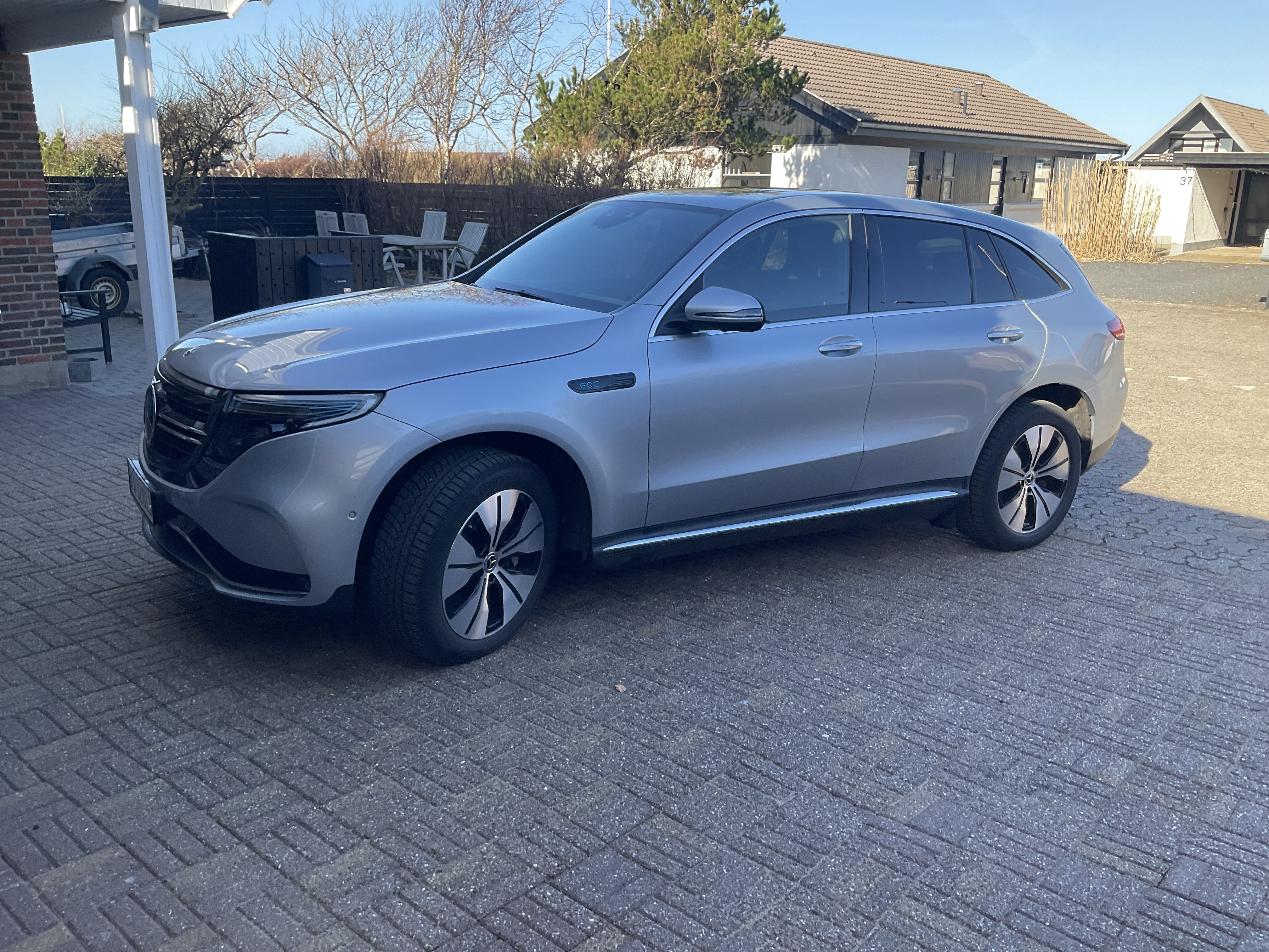 Grå Mercedes EQC fra 2020