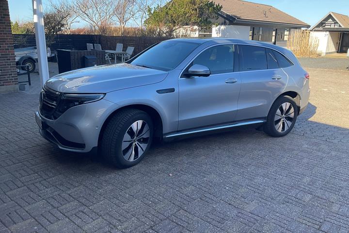 Grå Mercedes EQC fra 2020