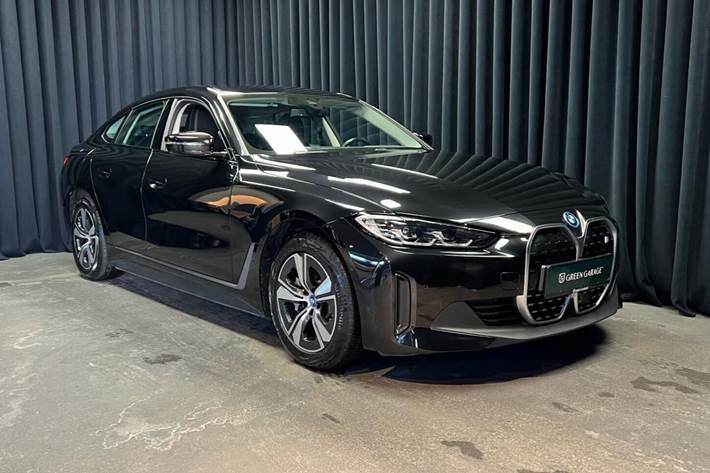 Sort BMW i4 fra 2023 set udefra