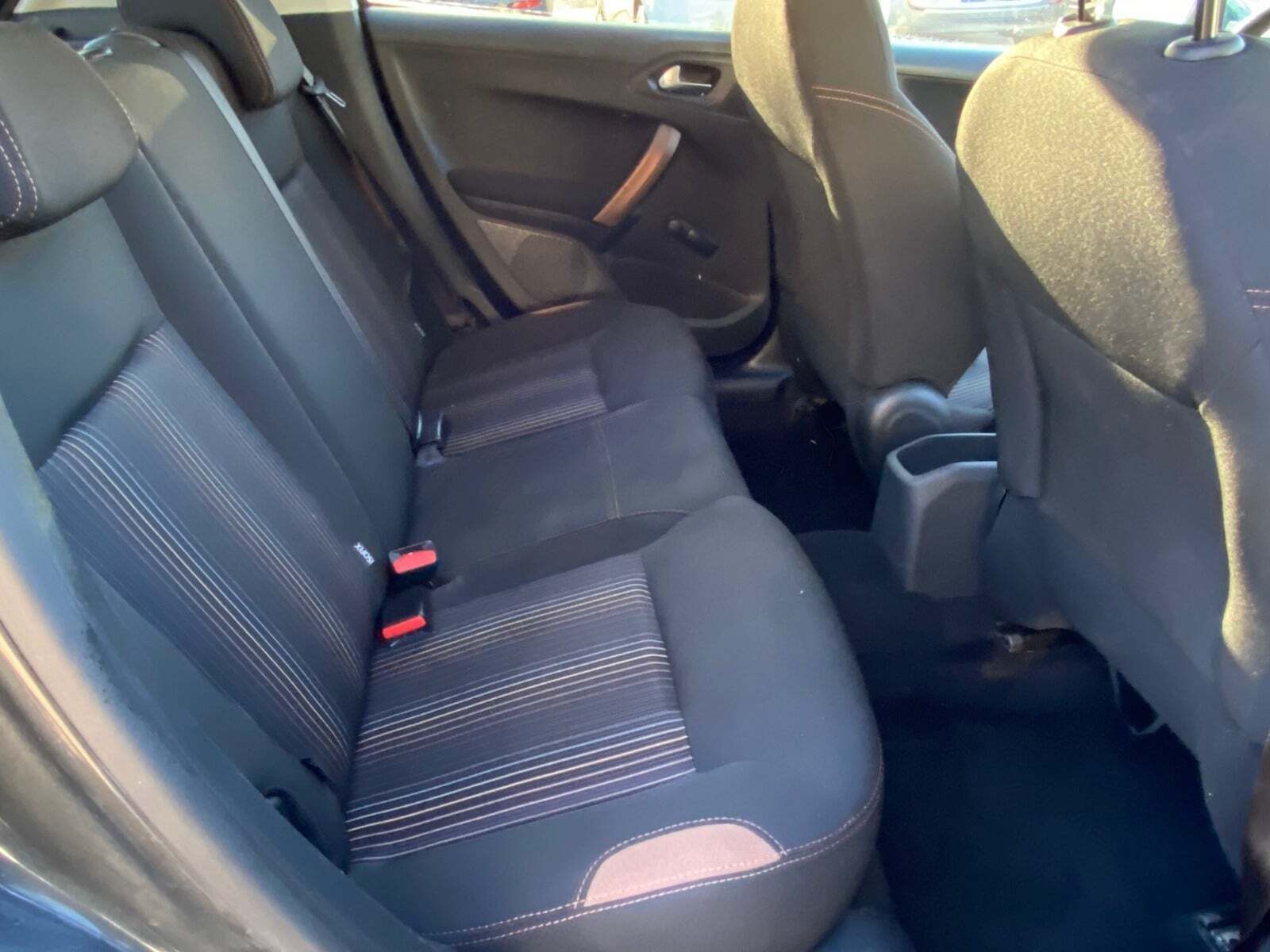 Grå Peugeot 208 fra 2012