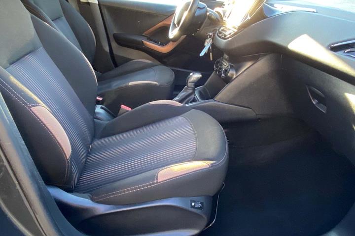 Grå Peugeot 208 fra 2012