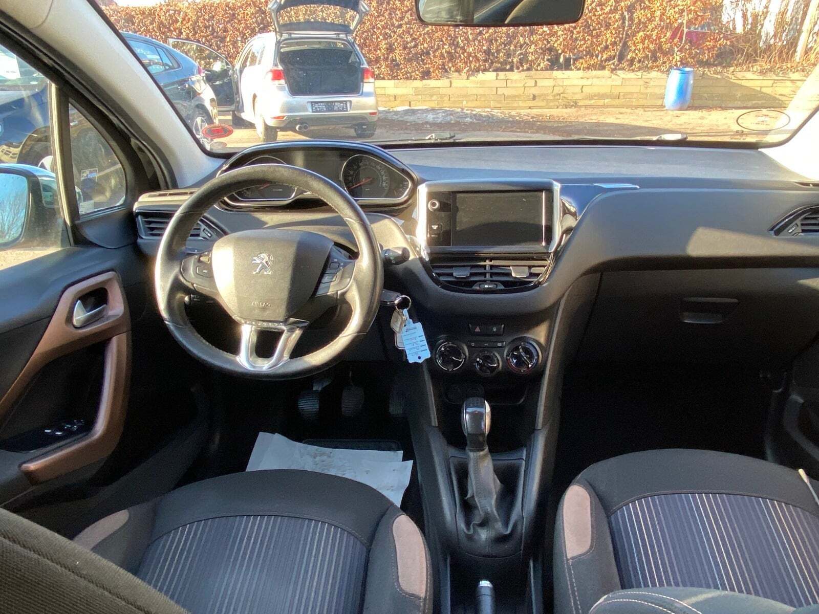 Grå Peugeot 208 fra 2012