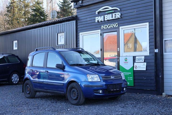 Blå Fiat Panda fra 2004 set udefra