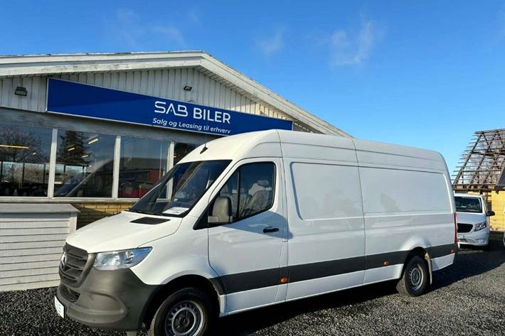 Hvid Mercedes Sprinter 317 fra 2024