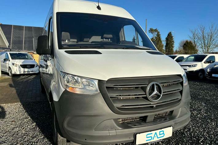 Hvid Mercedes Sprinter 317 fra 2024