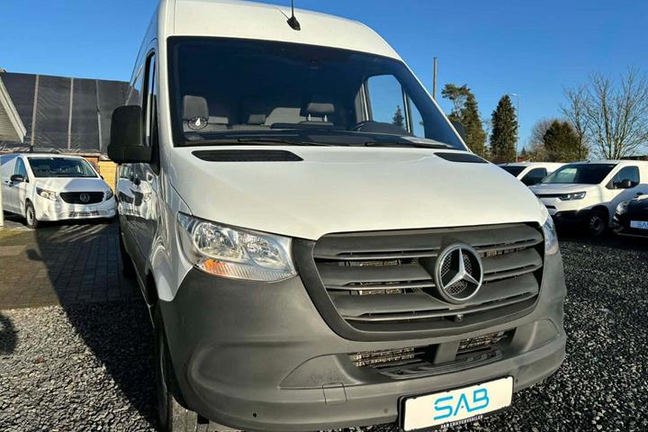 Hvid Mercedes Sprinter 317 fra 2024