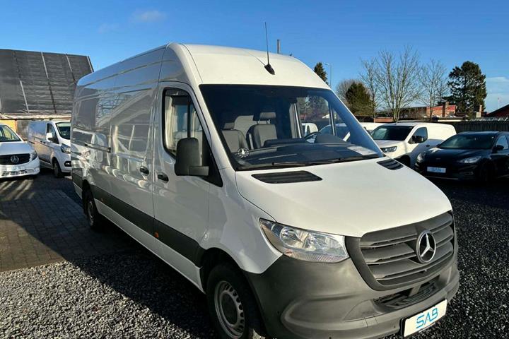 Hvid Mercedes Sprinter 317 fra 2024