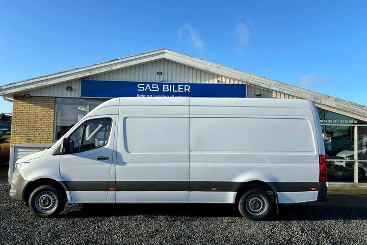 Hvid Mercedes Sprinter 317 fra 2024