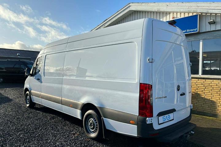 Hvid Mercedes Sprinter 317 fra 2024