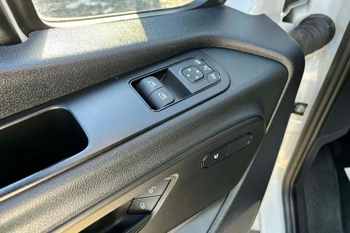 Hvid Mercedes Sprinter 317 fra 2024