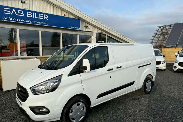 Hvid Ford Transit Custom 340L fra 2022 set udefra