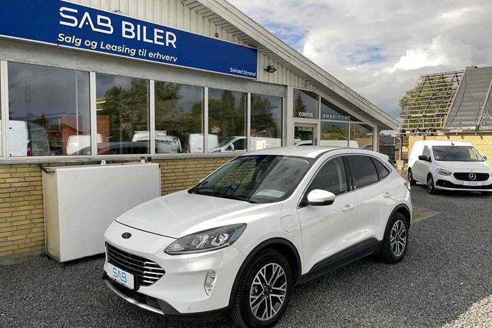 Hvid Ford Kuga fra 2021 set udefra