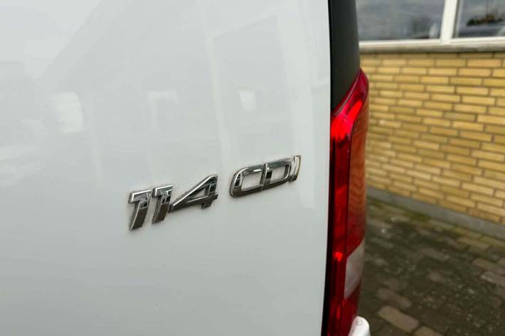 Hvid Mercedes Vito 114 fra 2019 set udefra