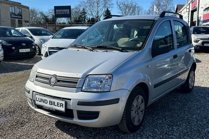 Sølv Fiat Panda fra 2010 set udefra