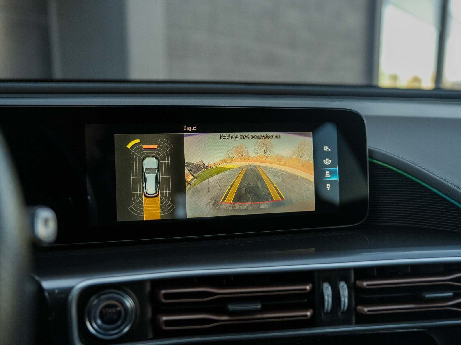 Grå Mercedes EQC400 fra 2020