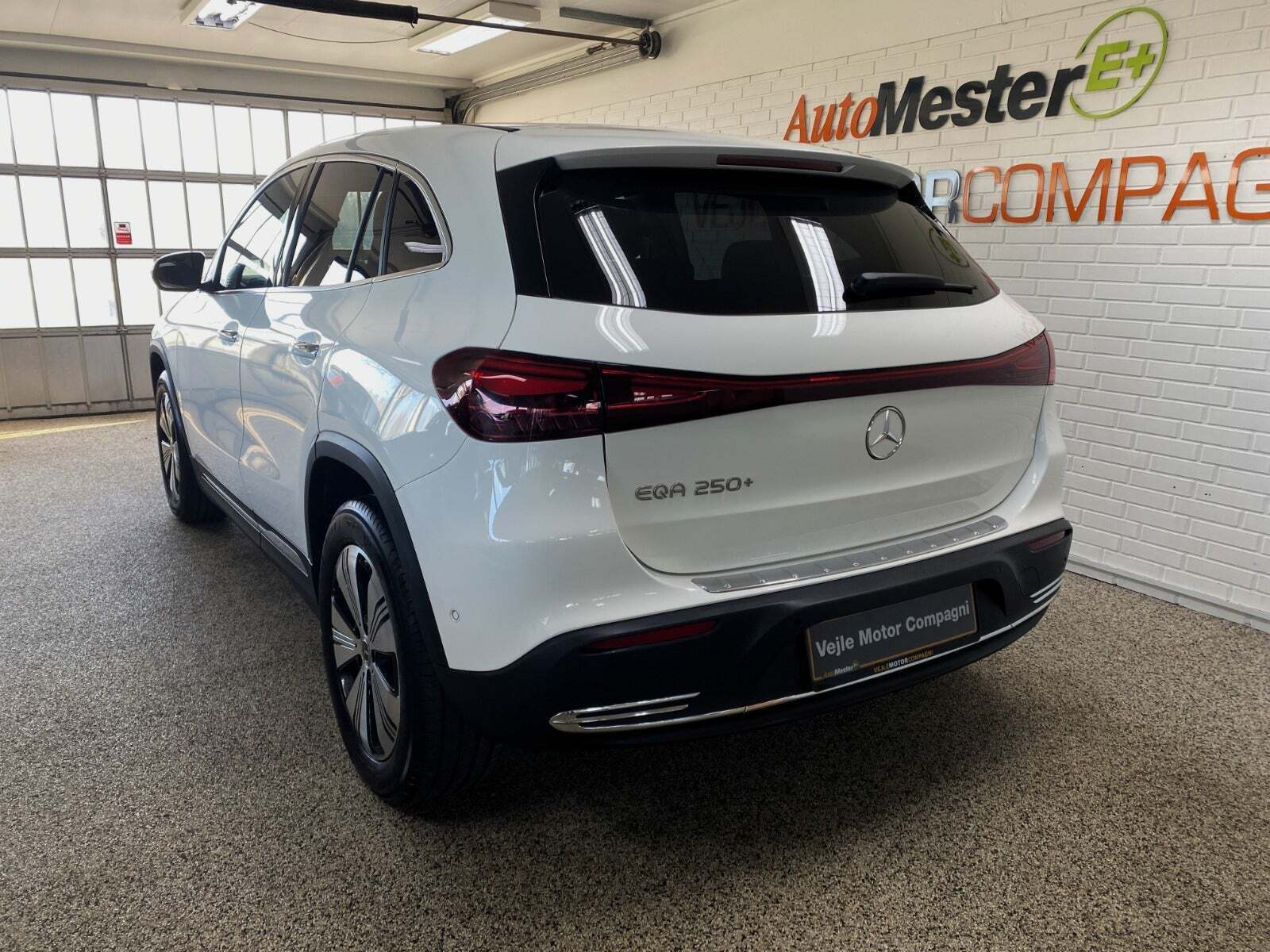 Hvid Mercedes EQA250+ fra 2024