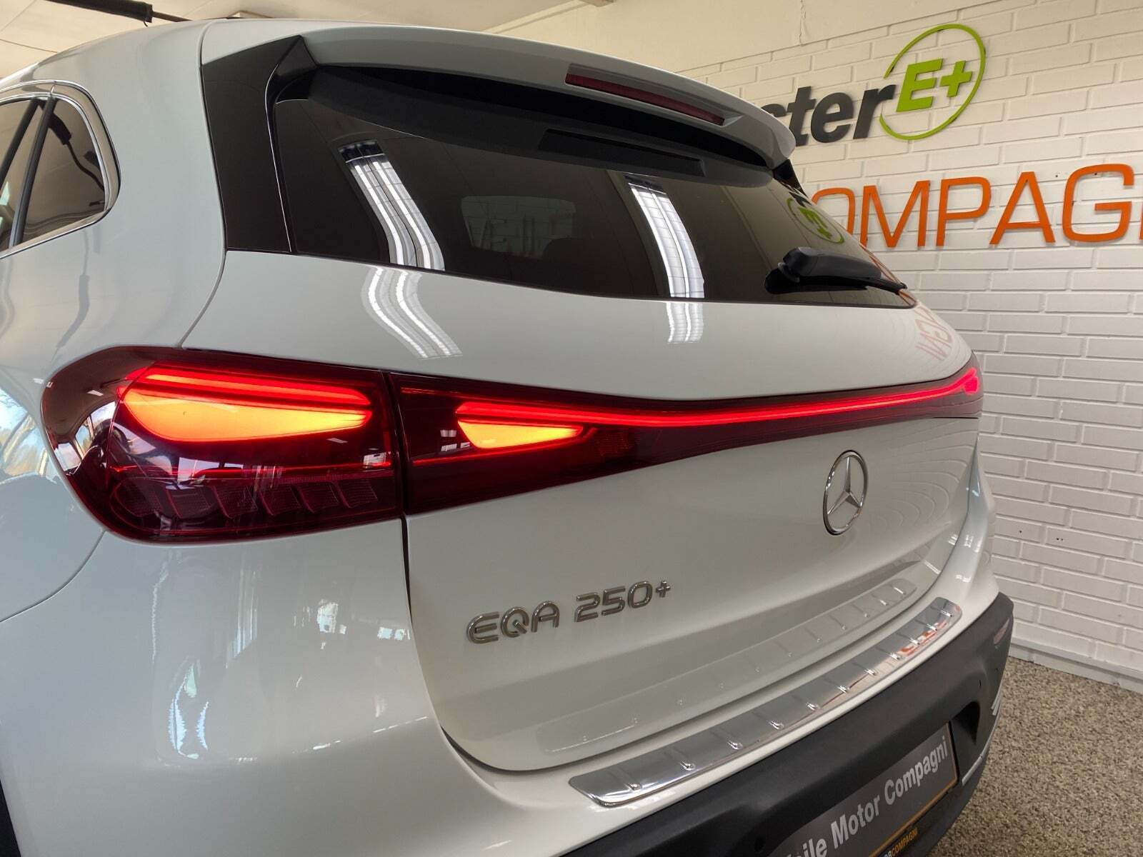 Hvid Mercedes EQA250+ fra 2024