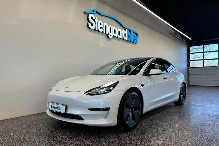 Hvid Tesla Model 3 fra 2021 set udefra