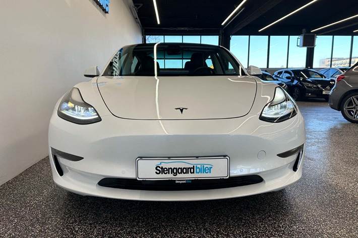 Hvid Tesla Model 3 fra 2021