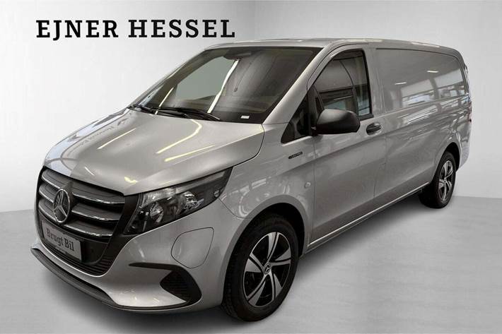 Sølv Mercedes eVito 112 fra 2024 set udefra