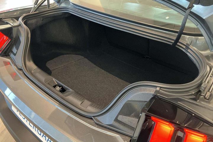 Grå Ford Mustang fra 2025
