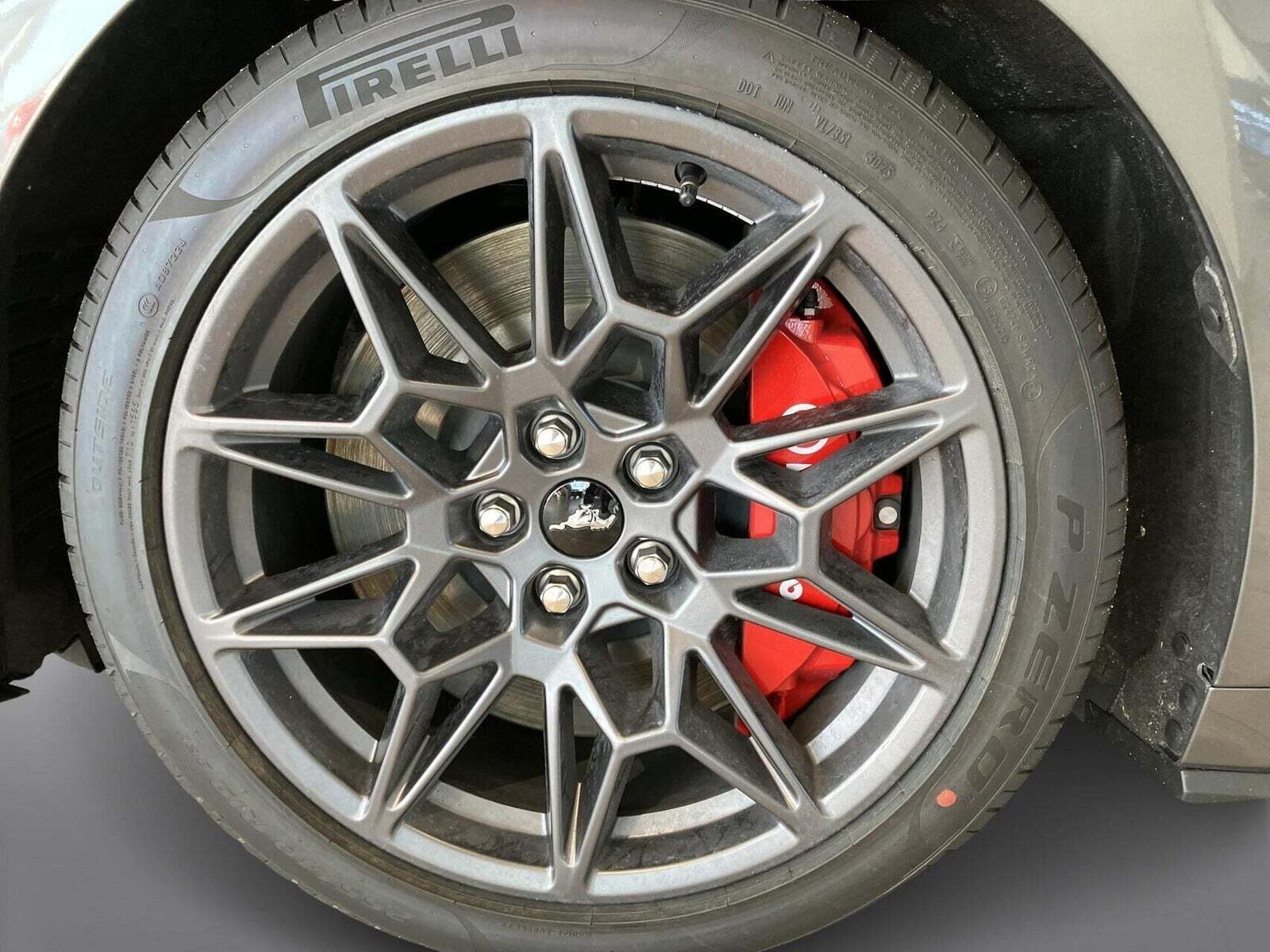 Grå Ford Mustang fra 2025