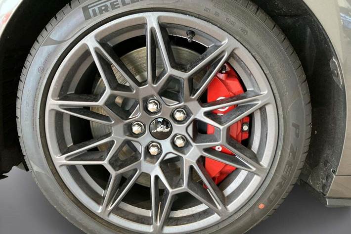 Grå Ford Mustang fra 2025