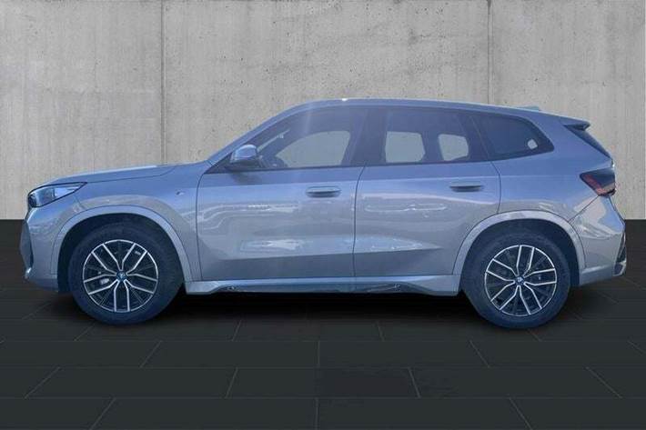 Sølv BMW iX1 fra 2025