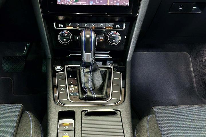 Sort VW Passat fra 2017