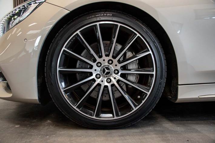 Orange Mercedes S560 fra 2019 set udefra