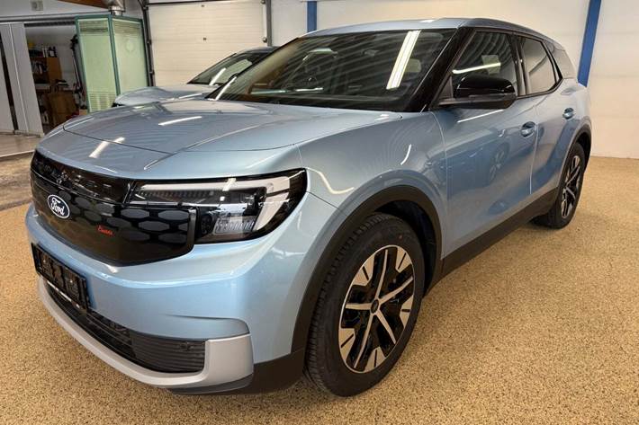 Blå Ford Explorer fra 2024 set udefra