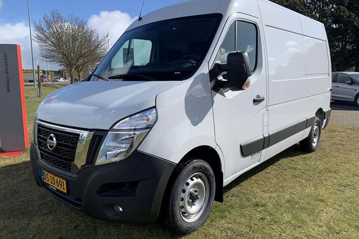 Hvid Nissan Interstar fra 2023 set udefra