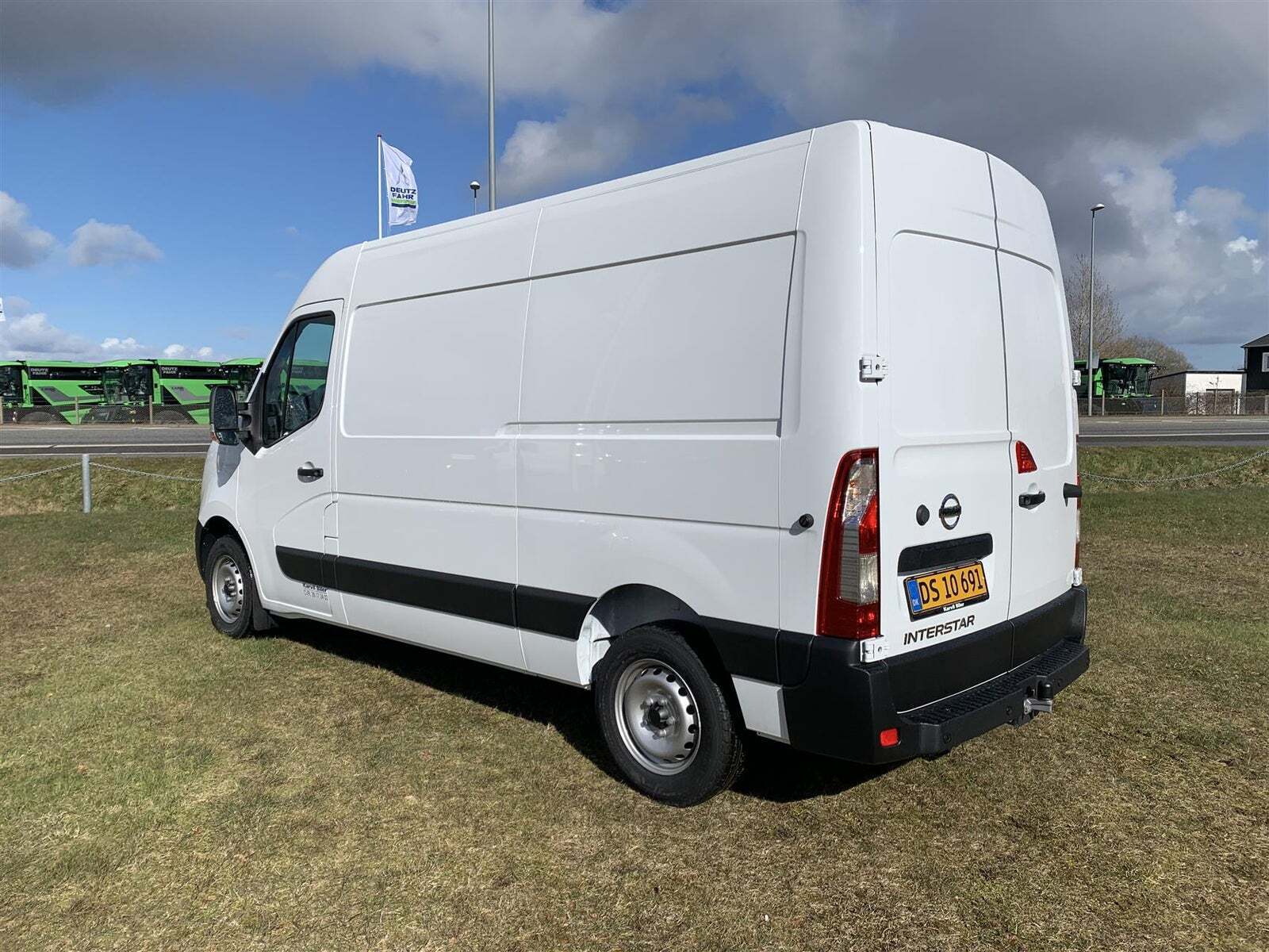 Hvid Nissan Interstar fra 2023