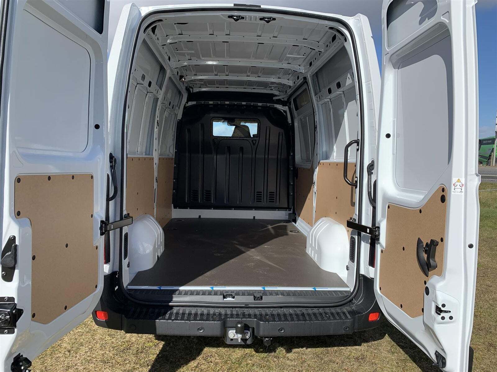 Hvid Nissan Interstar fra 2023 set udefra