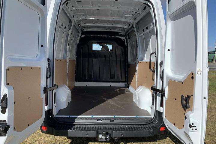 Hvid Nissan Interstar fra 2023 set udefra
